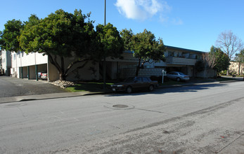 Cloverdale Apartments in Mountain View, CA - Building Photo - Building Photo