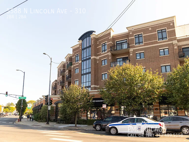 5588 N Lincoln Ave in Chicago, IL - Building Photo