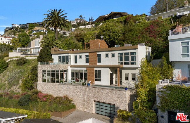 8271 Woodshill Trail in Los Angeles, CA - Building Photo - Building Photo