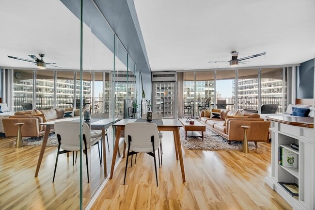 300 N State St, Unit 4303 in Chicago, IL - Foto de edificio - Building Photo