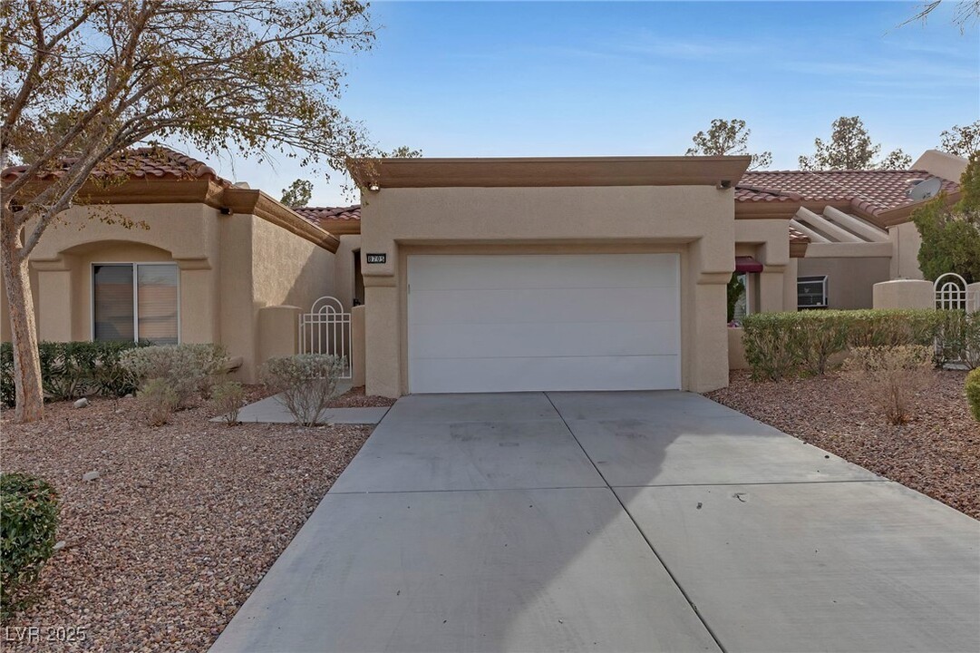 8705 Prairie Hill Dr in Las Vegas, NV - Building Photo