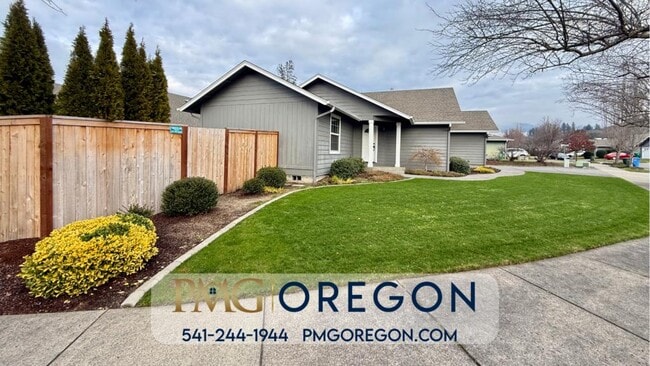 608 SE Liberty Dr in Grants Pass, OR - Building Photo - Building Photo