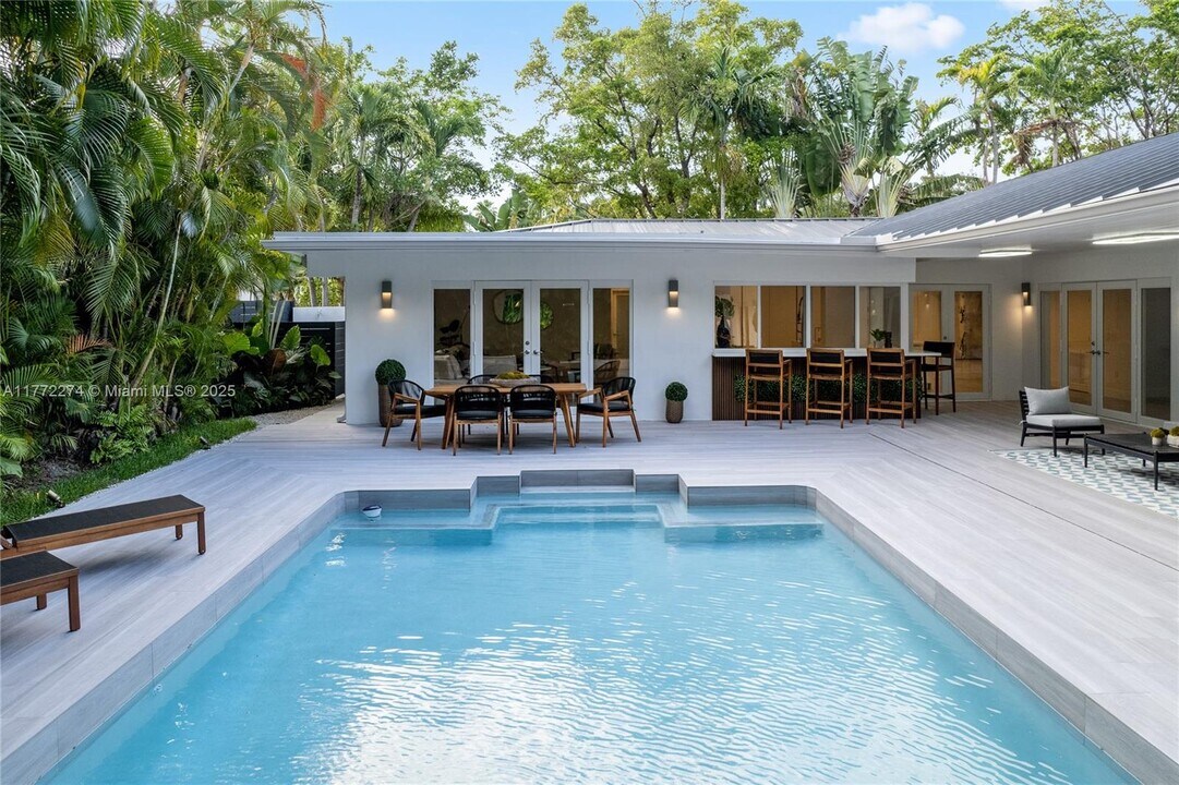 3500 E Glencoe St in Miami, FL - Foto de edificio