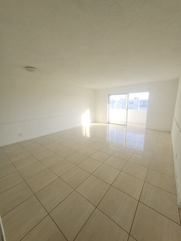 232 NE 12th Ave in Hallandale Beach, FL - Building Photo - Building Photo
