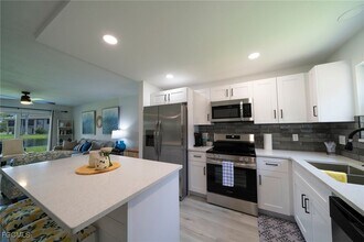 16881 Davis Rd in Ft. Myers, FL - Building Photo - Building Photo