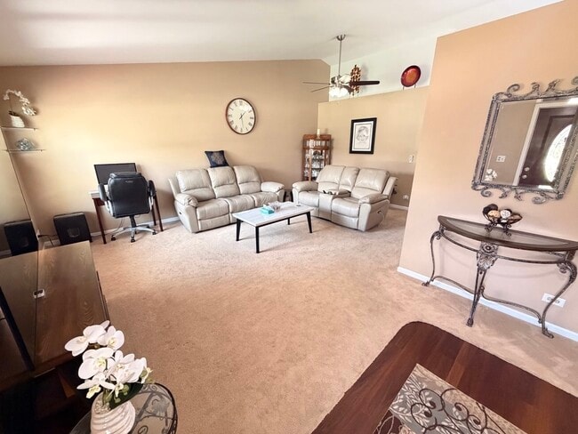 1219 Huntington Dr in Mundelein, IL - Building Photo - Building Photo