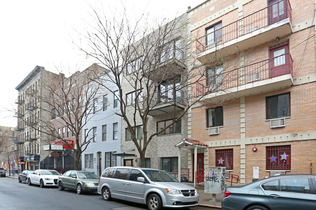 126 Boerum St in Brooklyn, NY - Building Photo