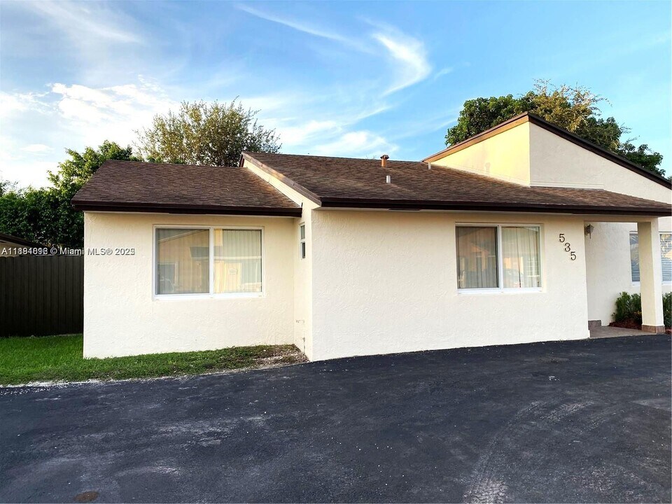 535 W 79th Pl in Hialeah, FL - Building Photo