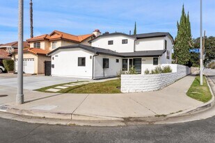 19701 Blythe St in Winnetka, CA - Building Photo