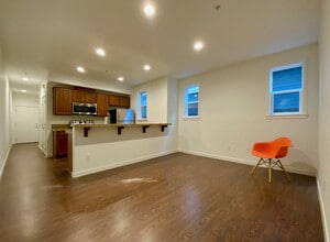 348 N Ivy St, Unit B in Portland, OR - Building Photo - Building Photo