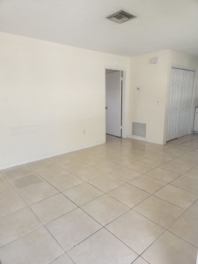 701 N New Hampshire Ave in Tavares, FL - Building Photo - Building Photo