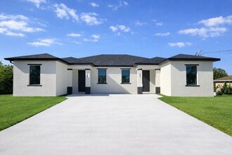 4806 Golfview Blvd in Lehigh Acres, FL - Foto de edificio - Building Photo