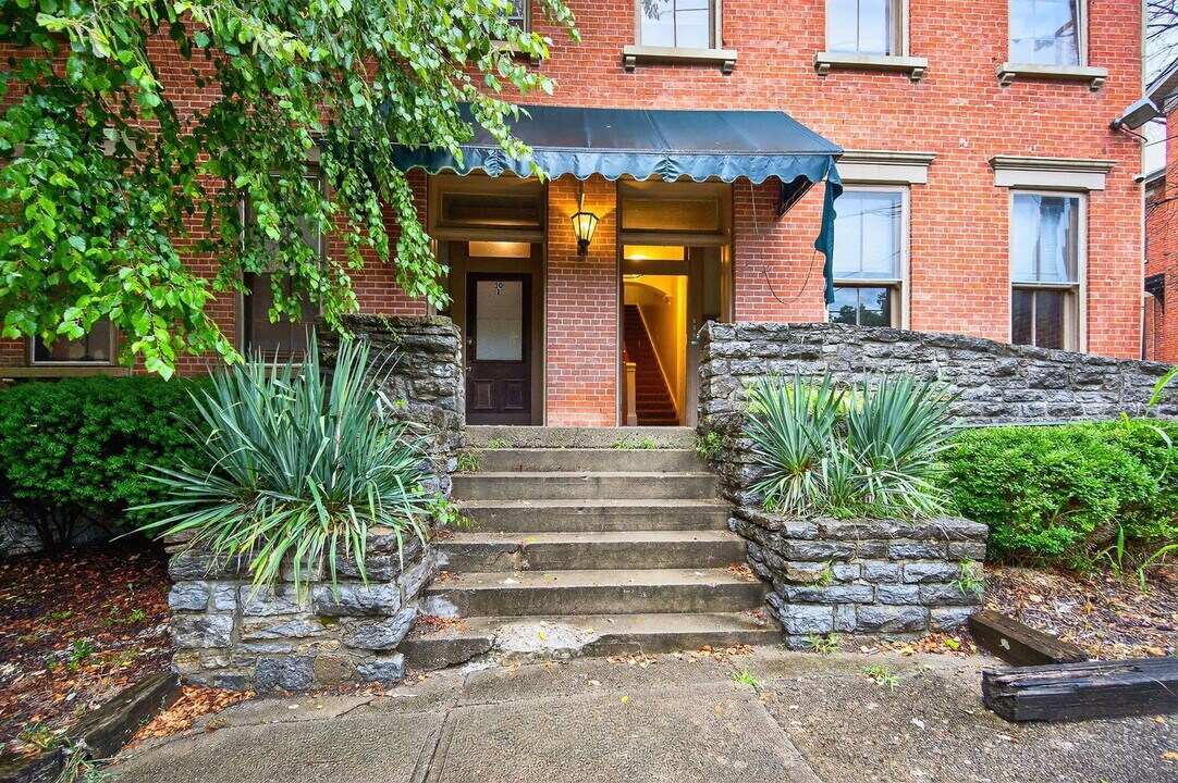 28 E Hollister St in Cincinnati, OH - Building Photo