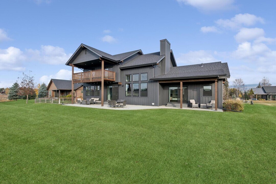 3031 River Lakes Dr in Whitefish, MT - Building Photo