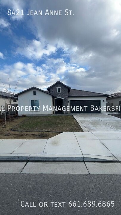 8421 Jean Anne St in Bakersfield, CA - Building Photo