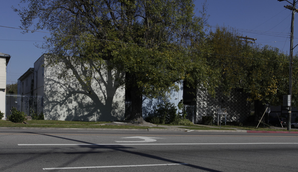 Caribbean Apartments in Van Nuys, CA - Building Photo