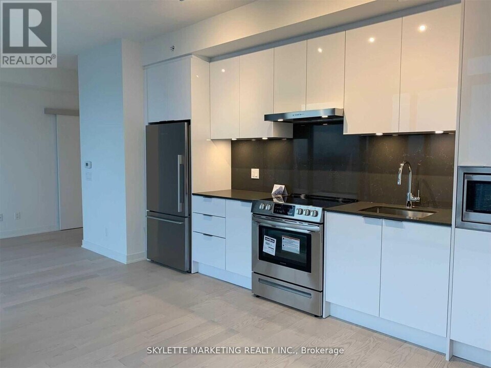 25-3025 Richmond St E in Toronto, ON - Building Photo