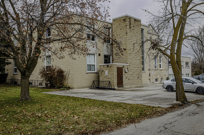 Wyvern Apartments in Guelph, ON - Building Photo - Building Photo