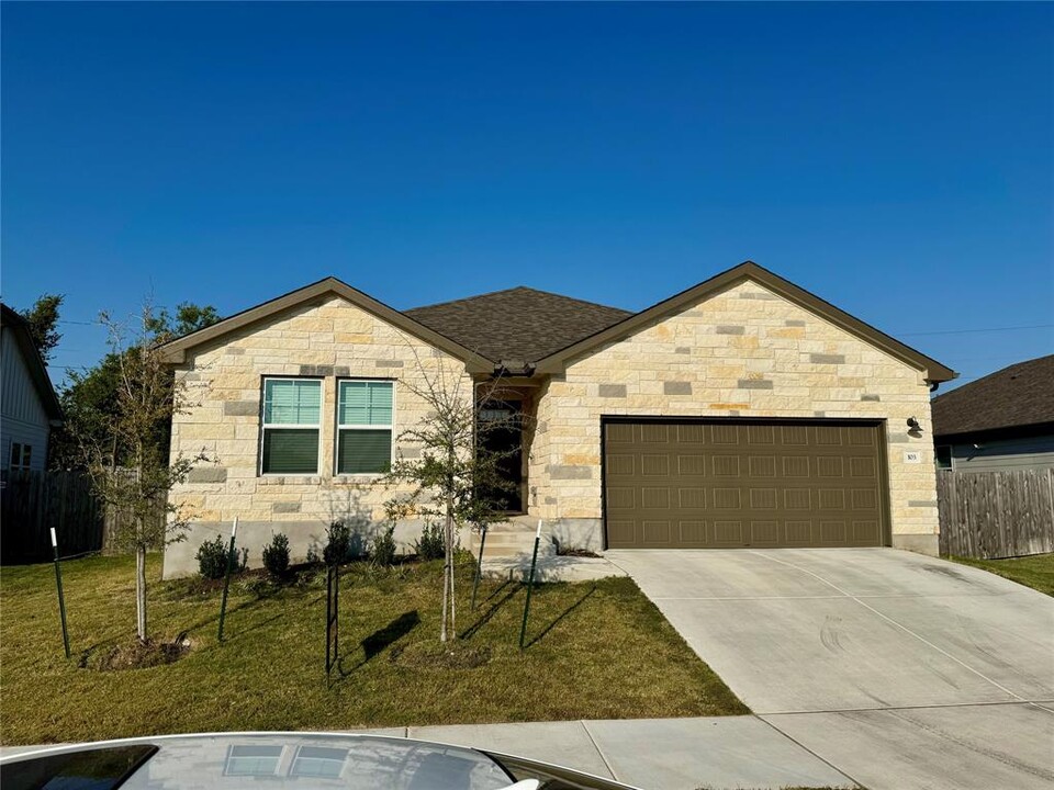 103 Fairmeadow Downs Dr in Hutto, TX - Foto de edificio