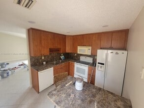 17544 NW 63rd Ct in Hialeah, FL - Building Photo - Building Photo