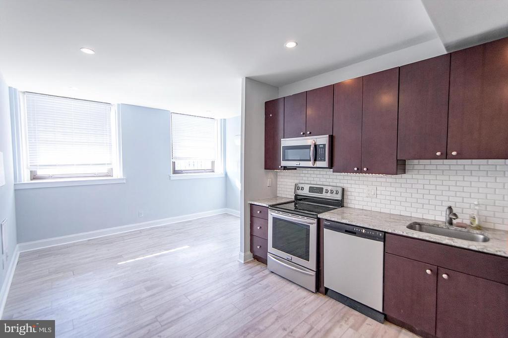 427 Monroe St in Philadelphia, PA - Building Photo