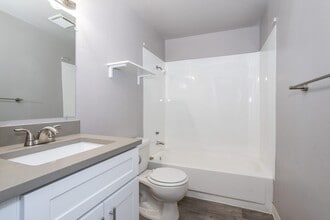 Forest Park Apartments in Puyallup, WA - Foto de edificio - Building Photo