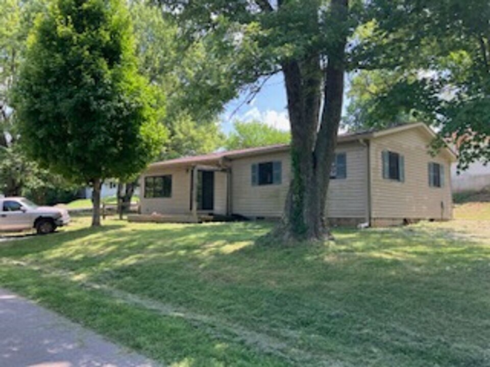 503 S 3rd St in Ellettsville, IN - Foto de edificio