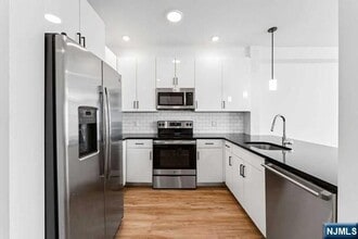 520 Cliff St, Unit 403 in Fairview, NJ - Building Photo - Building Photo