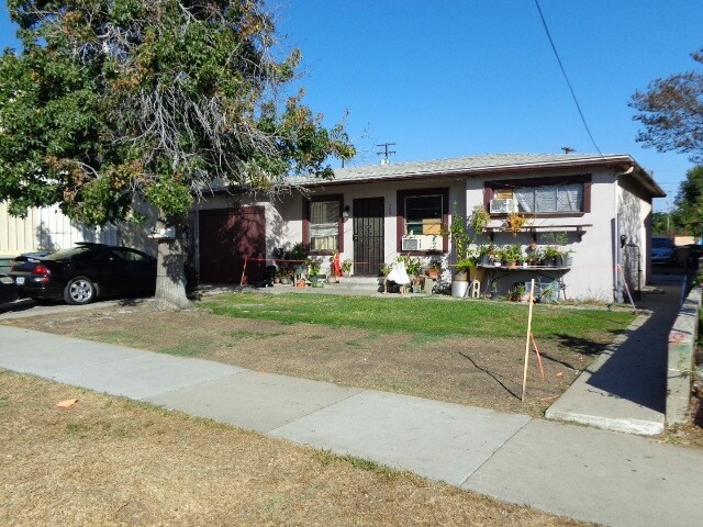 123 S Cypress Ave in Ontario, CA - Building Photo