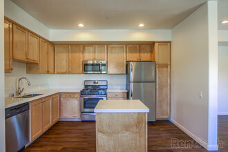 Mountain View Properties in Simi Valley, CA - Building Photo - Building Photo