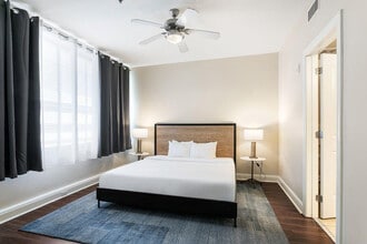 925 Common St in New Orleans, LA - Foto de edificio - Building Photo