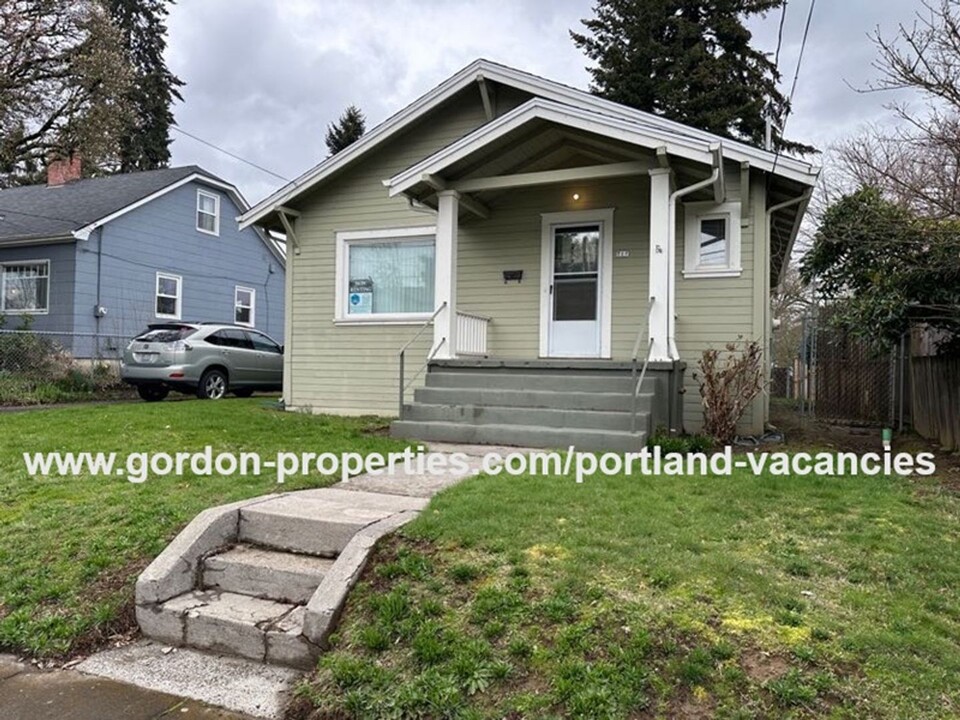 717 NE Holland St in Portland, OR - Foto de edificio
