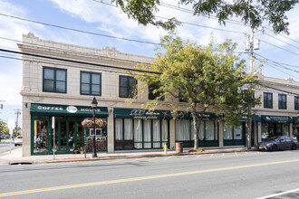 Bayshore Commons in Bay Shore, NY - Building Photo - Building Photo