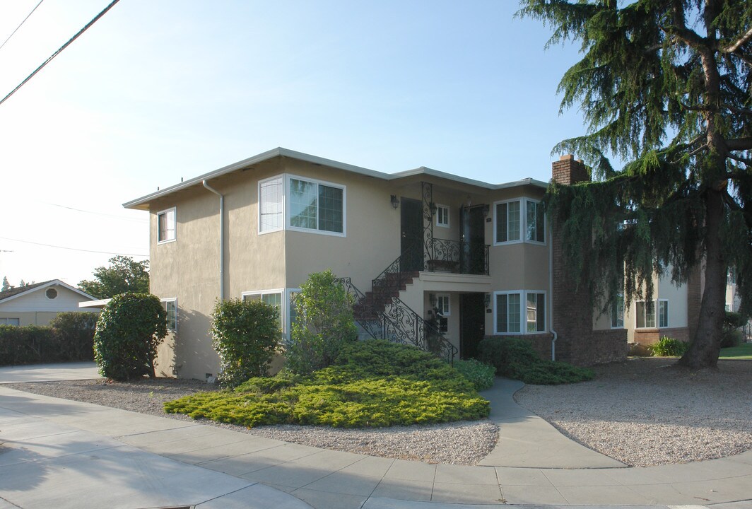 492 Dover Way in Campbell, CA - Building Photo