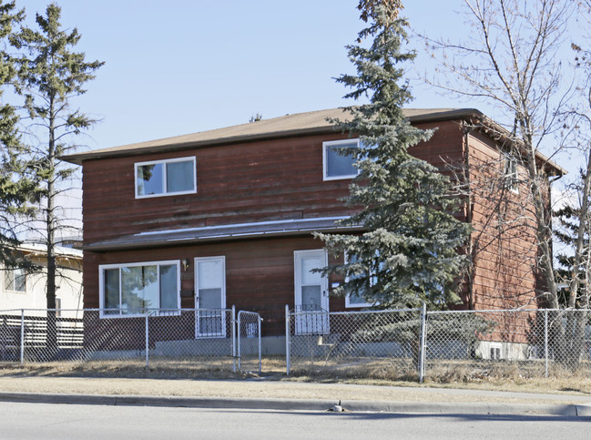 1934 Uxbridge Dr NW in Calgary, AB - Building Photo - Primary Photo