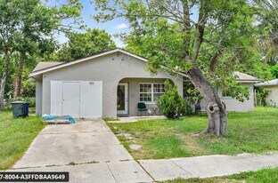 901 Hickory St in Fort Pierce, FL - Building Photo