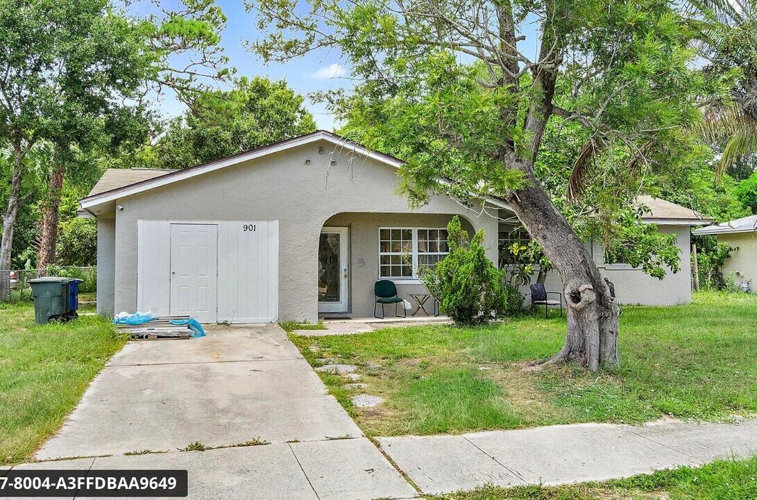 901 Hickory St in Fort Pierce, FL - Building Photo