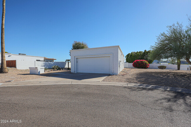 1209 E Meadow Ln in Phoenix, AZ - Foto de edificio - Building Photo