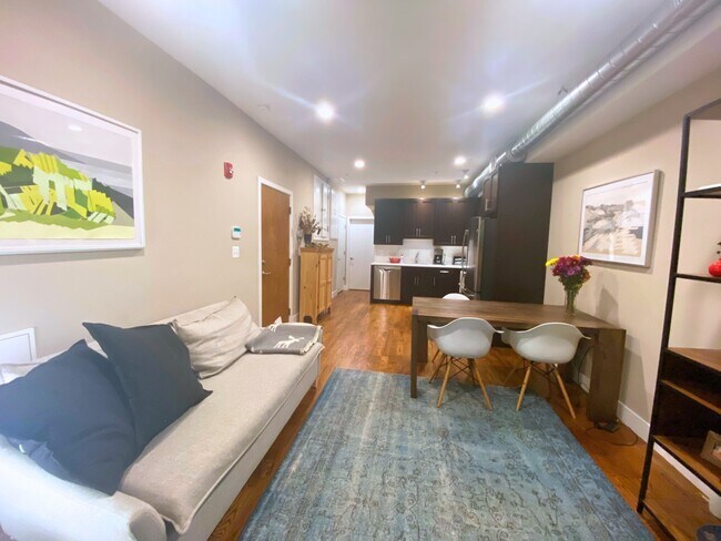 1002 S 11th St, Unit 201 in Philadelphia, PA - Building Photo - Building Photo