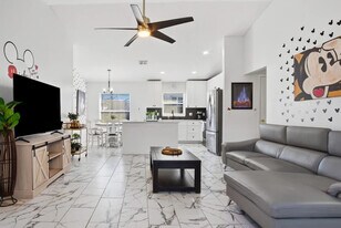 242 Blue Jay Way in Davenport, FL - Building Photo