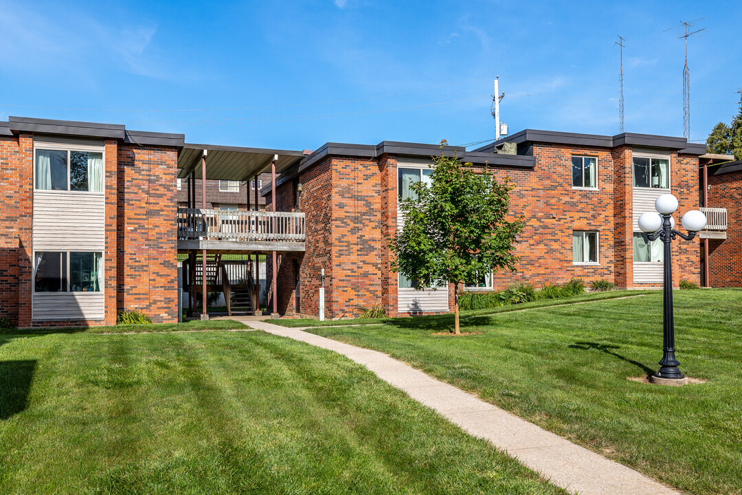 Emerald Ct in Iowa City, IA - Building Photo