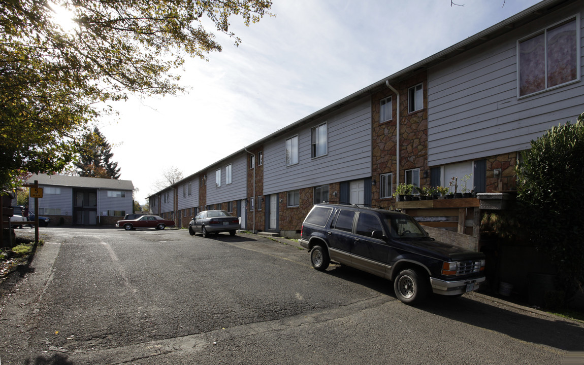 Jamestown Apartments in Gresham, OR - Building Photo