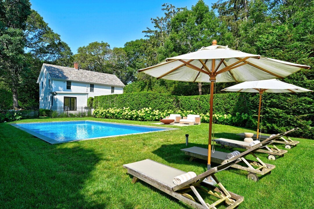 56 Carroll St in Sag Harbor, NY - Building Photo