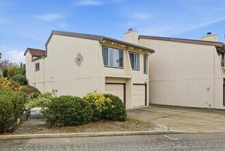 401 Eastwood Dr in Medford, OR - Building Photo - Building Photo