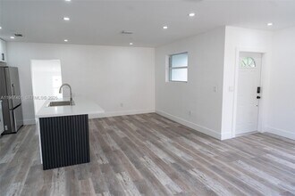 2600 NW 108th St in Miami, FL - Building Photo - Building Photo