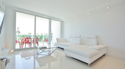 100 Bayview Dr, Unit 308 in Sunny Isles Beach, FL - Foto de edificio - Building Photo