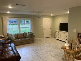 211 Davidson Dr in Terrell, TX - Building Photo