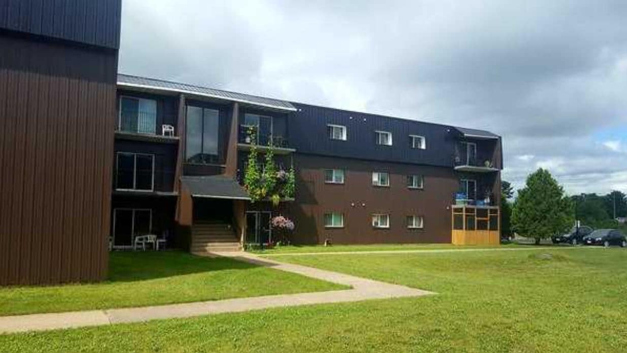 Sumar Place in Sault Ste Marie, ON - Building Photo
