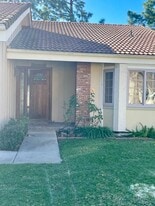 415 Falconrock Ln in Oak Park, CA - Building Photo