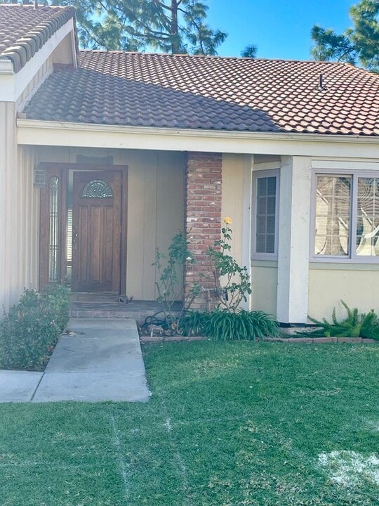 415 Falconrock Ln in Oak Park, CA - Building Photo